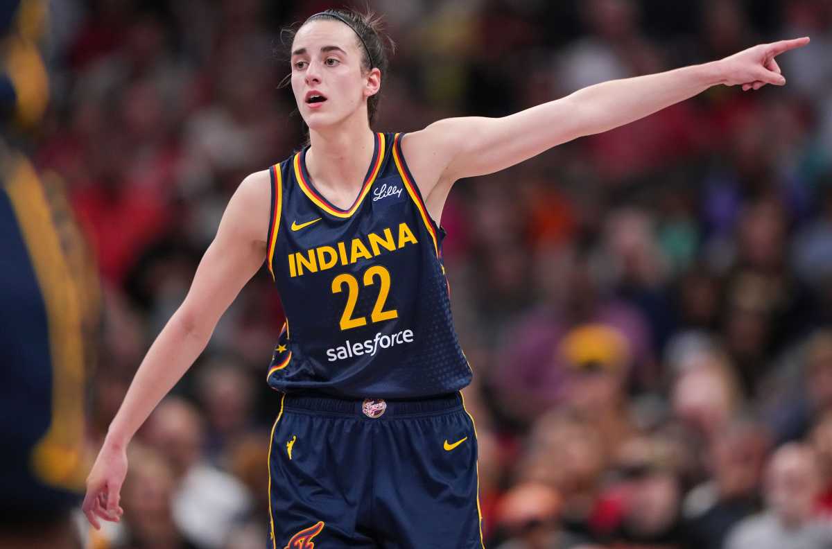 Hậu vệ Caitlin Clark (22) của Indiana Fever đấu với Los Angeles Sparks.