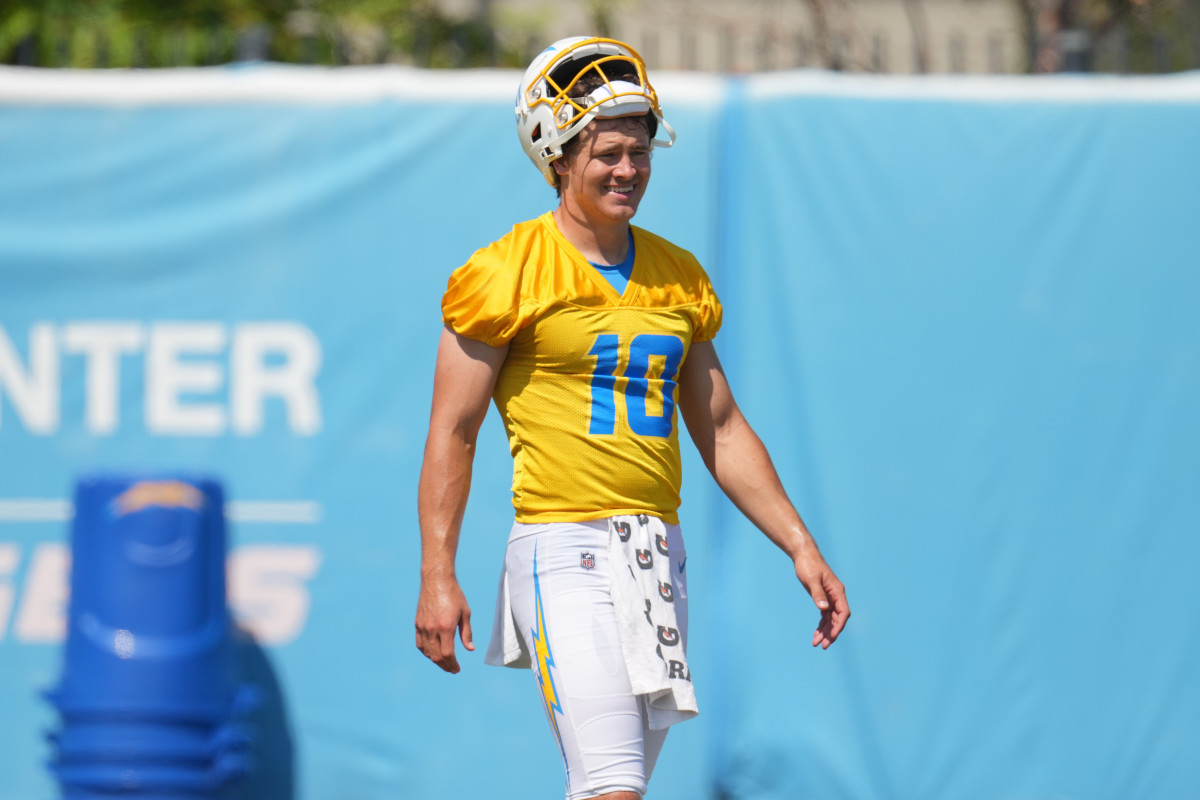 Concern Grows For Nfl Qb Justin Herbert After Chargers Practice Photo