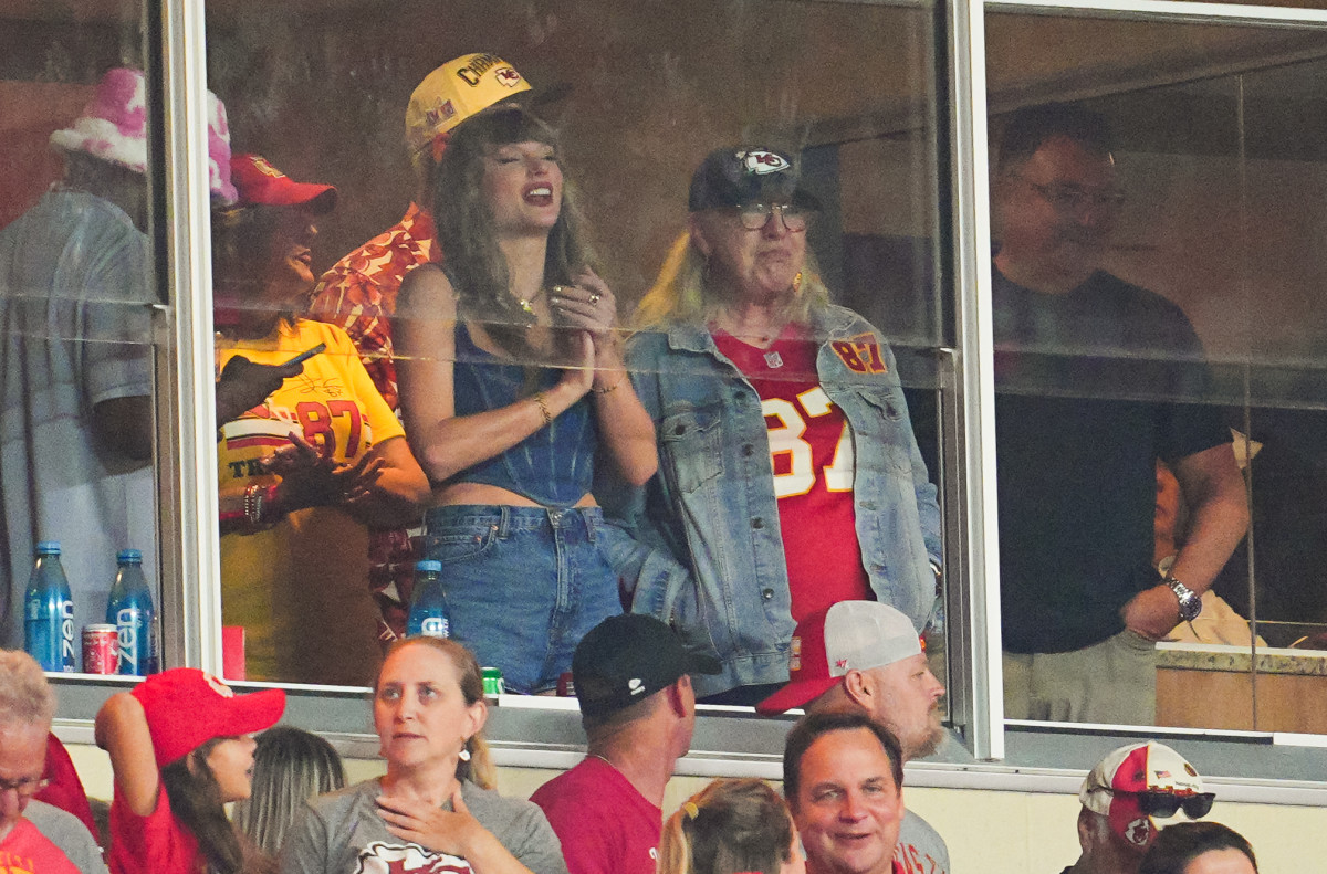 Recording artist Taylor Swift and Donna Kelce