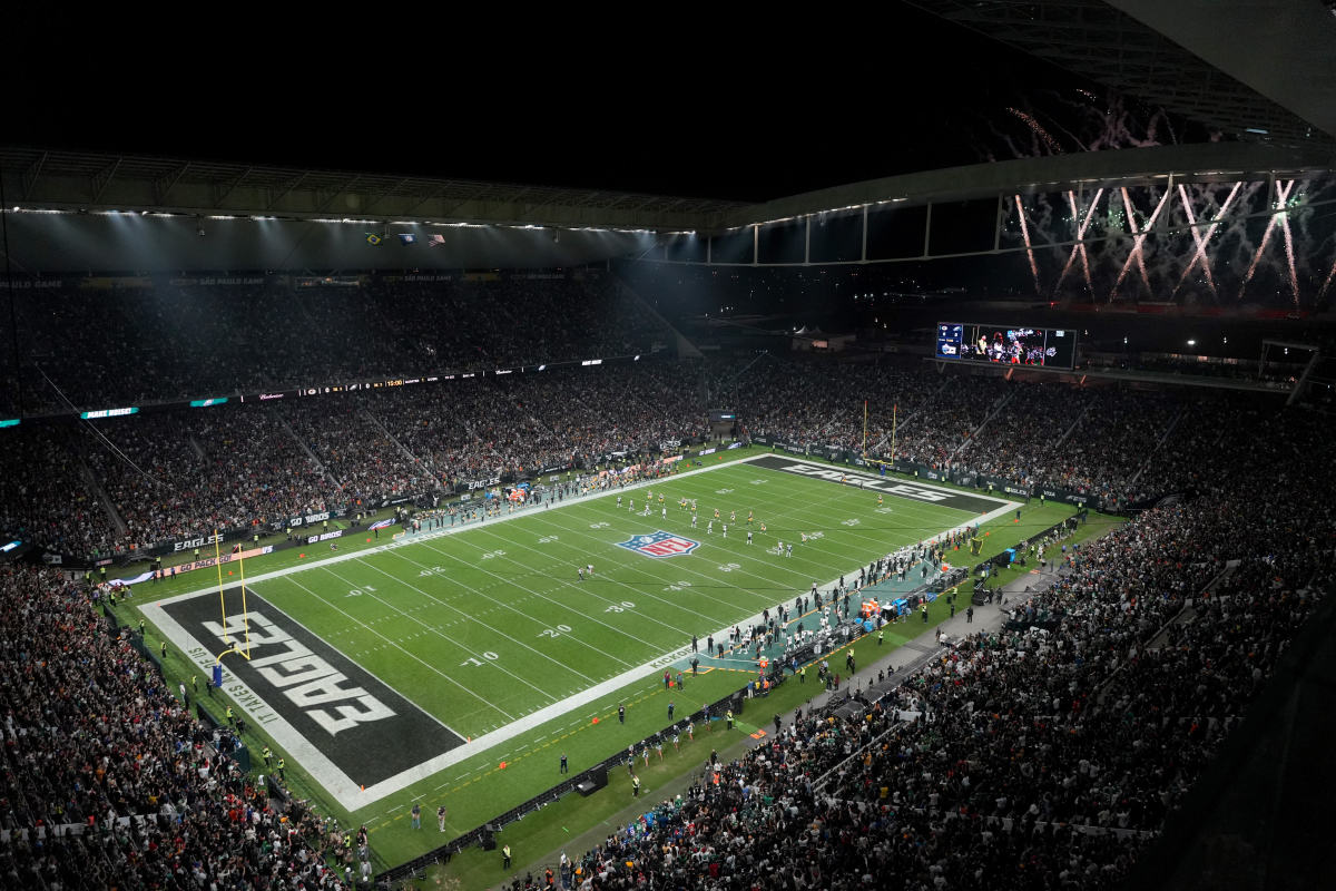 The Philadelphia Eagles and Green Bay Packers line up for the opening kickoff at Neo Quimica Arena.