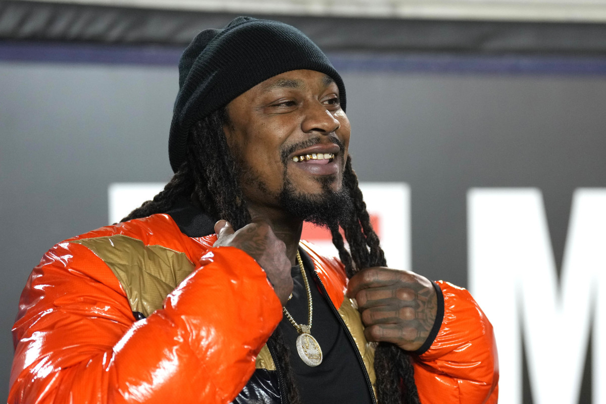 Marshawn Lynch is Going Viral for Sideline Actions During Seahawks ...