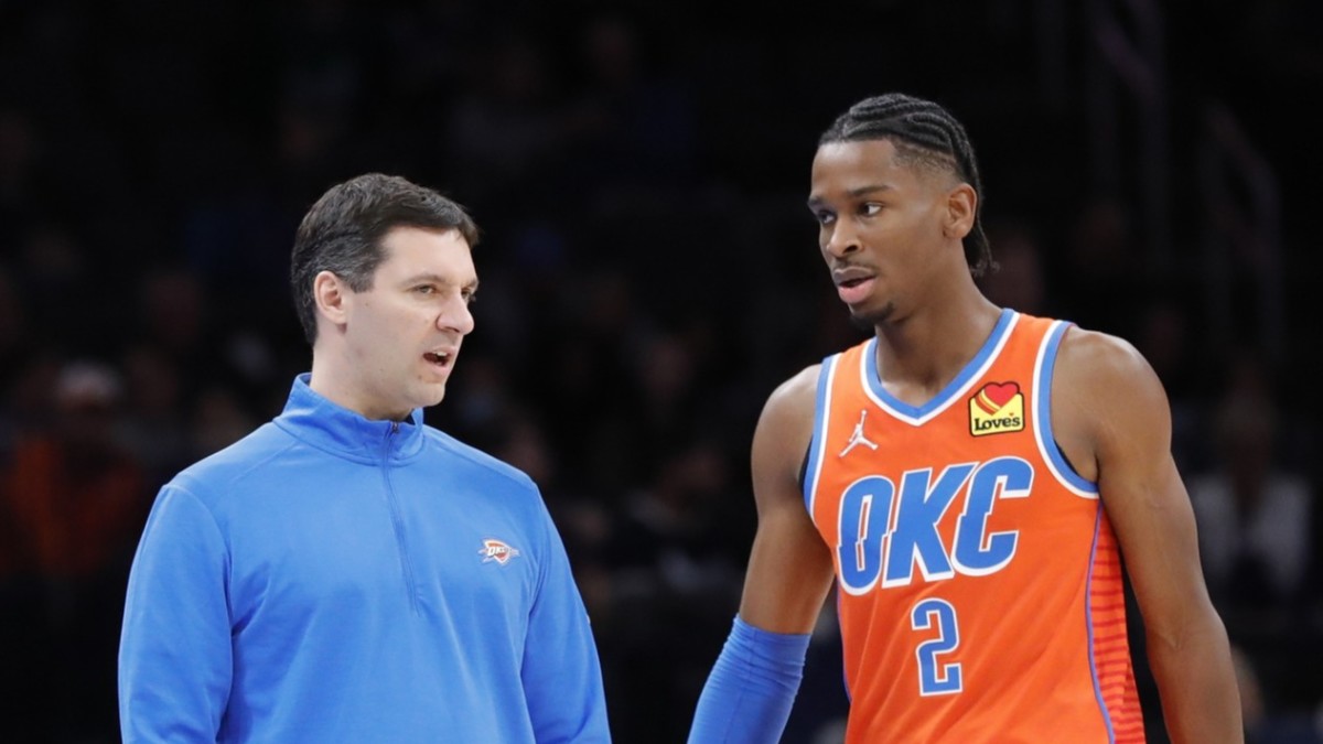 Mark Daigneault coaching the Oklahoma City Thunder
