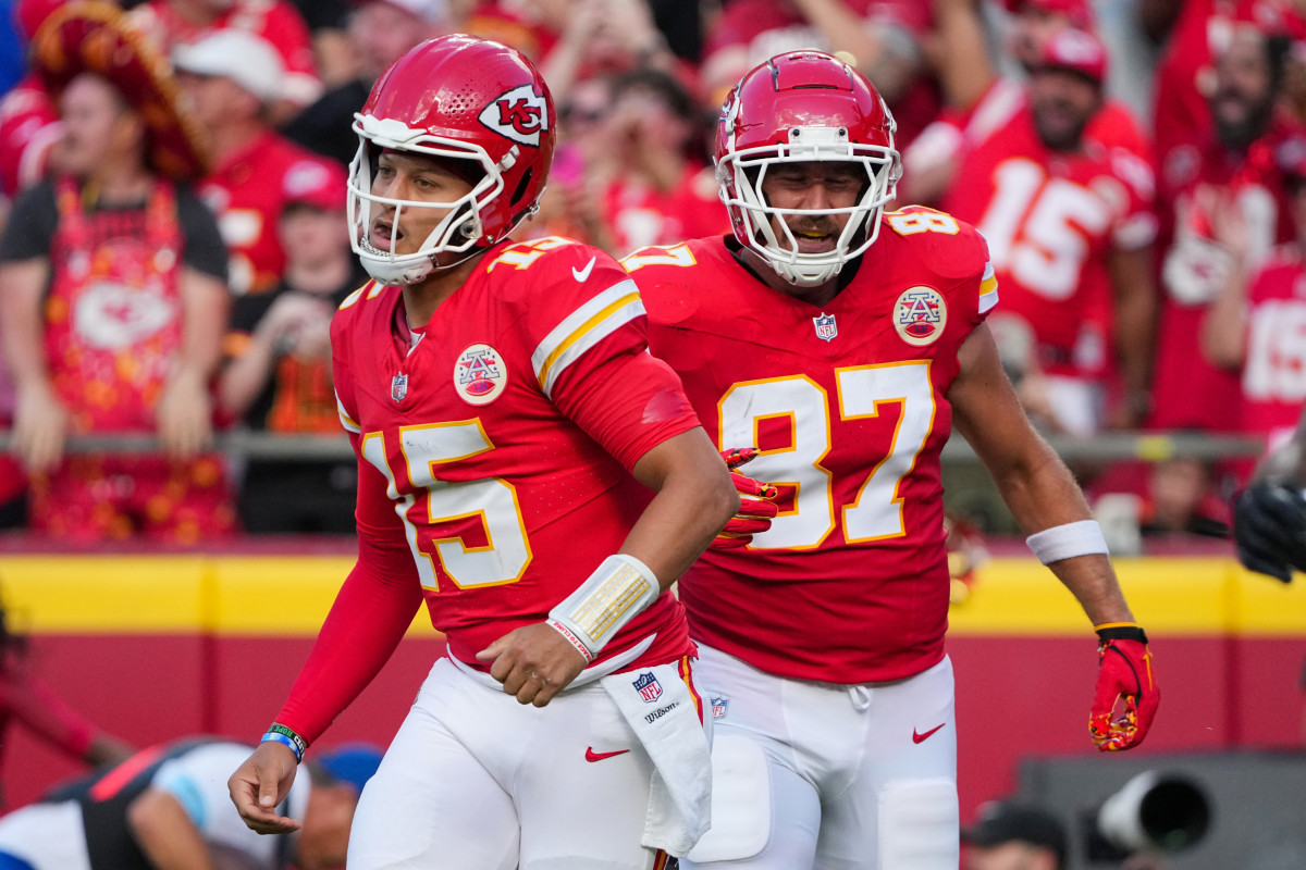 Kansas City Chiefs quarterback Patrick Mahomes (15) and tight end Travis Kelce (87).