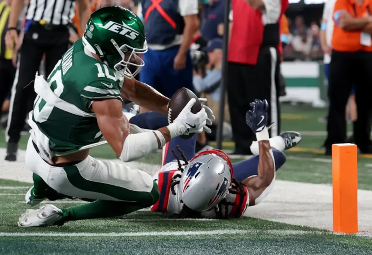 New York Jets' Allen Lazard Reveals Why Offense Is 'Rolling Now' After  Patriots Win - Athlon Sports