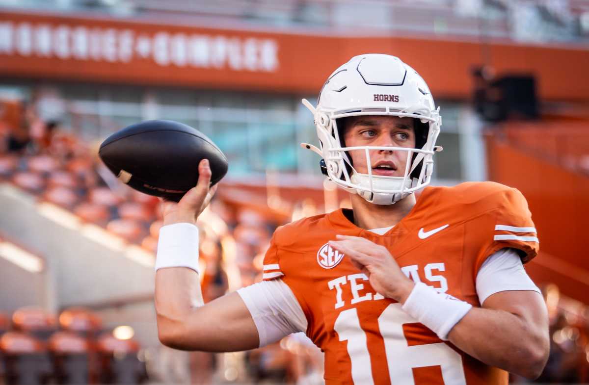 Texas Longhorns quarterback Arch Manning (16).