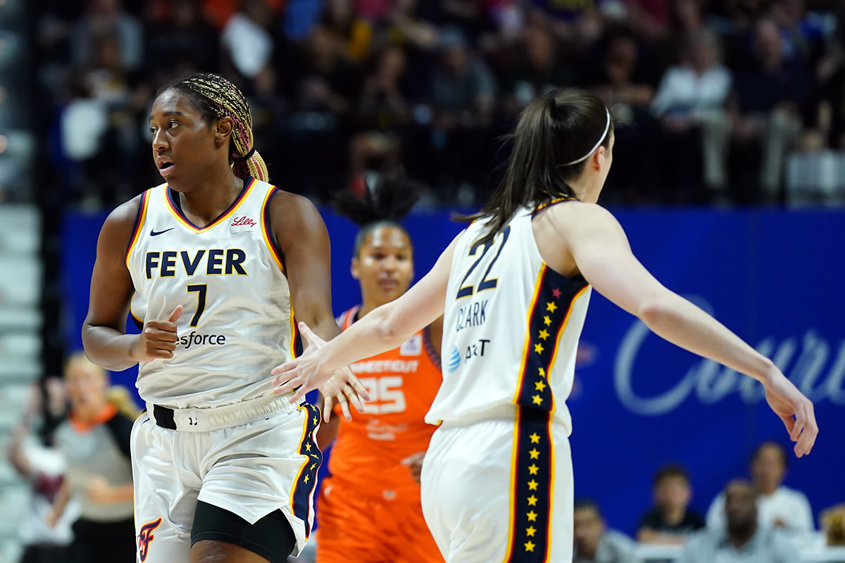 Ngày 10 tháng 6 năm 2024; Uncasville, Connecticut, Hoa Kỳ; Tiền đạo Aliyah Boston (7) và hậu vệ Caitlin Clark (22) của Indiana Fever phản ứng sau một pha ghi bàn trước Connecticut Sun trong hiệp một tại Mohegan Sun Arena.