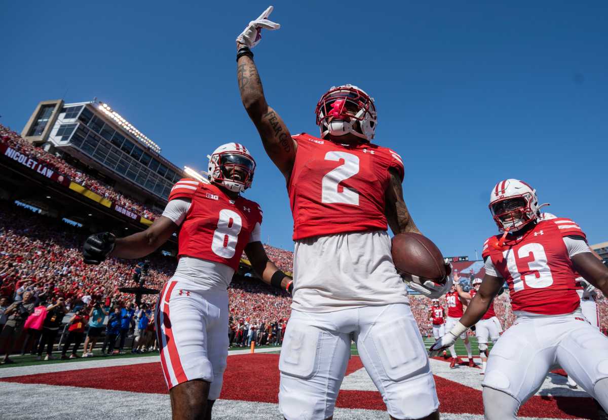 WATCH: Wisconsin Football Wide Receiver Trech Kekahuna Recaps 2 TD ...