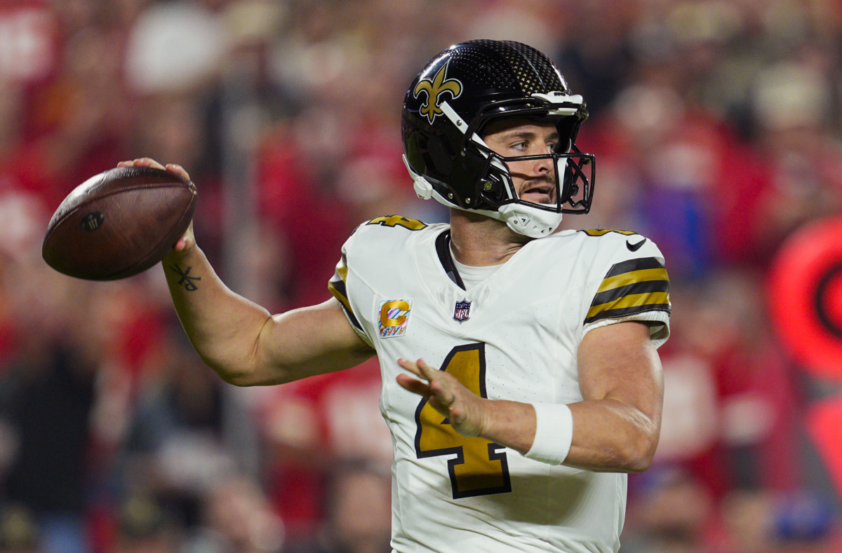 Derek Carr Blasts ESPN Over False Narrative About His Shoulder Injury - Athlon Sports