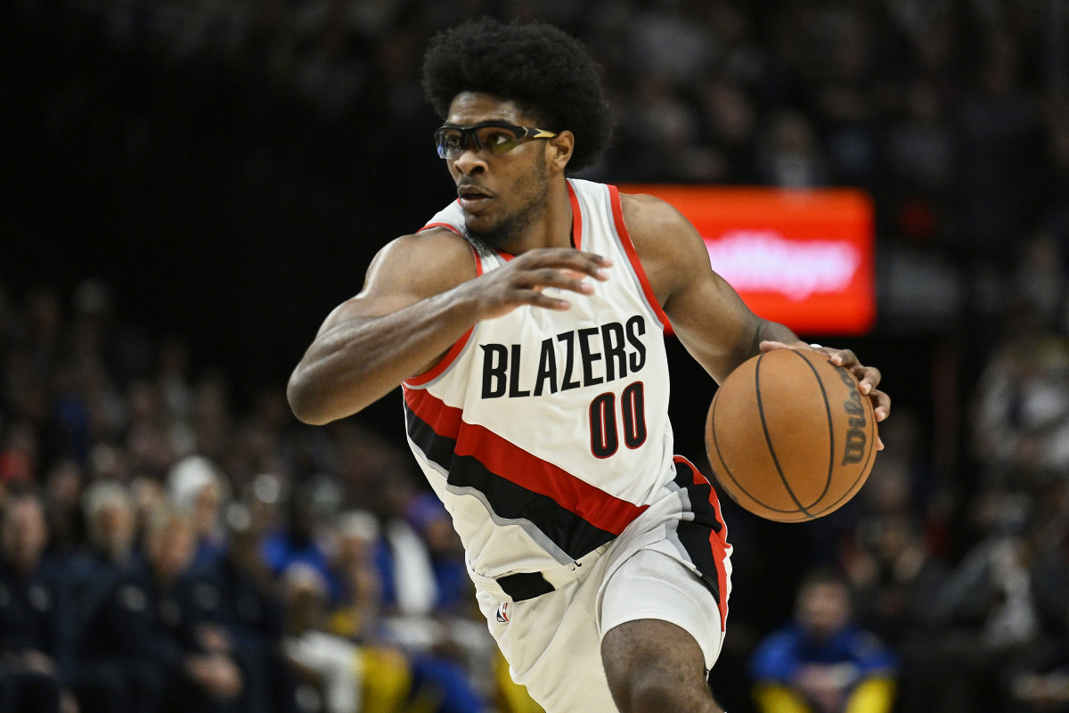 Trail Blazers guard Scoot Henderson drives against Warriors during the 2023-24 season.
