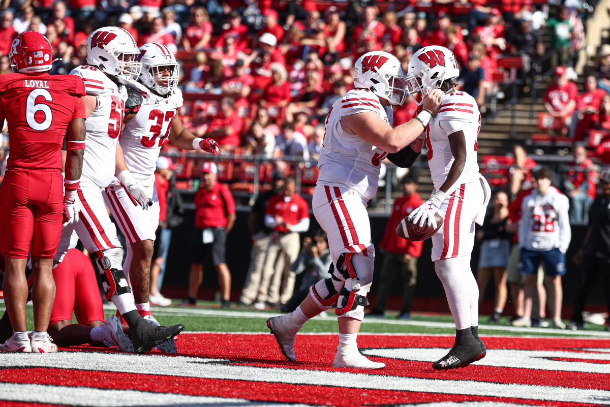 Wisconsin Football Reenters Top 25 of JP Poll for First Time Since