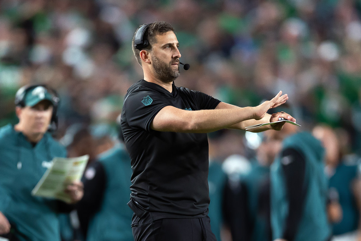 Eagles Mix Blend Of 2021, 2022 Success For Blowout Win Over Giants