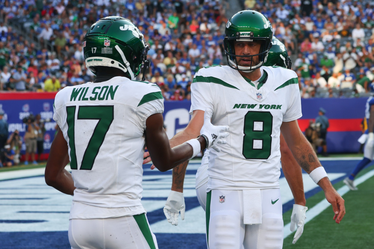 QB Aaron Rodgers (8) and WR Garrett Wilson (17) celebrate their TD against the Giants