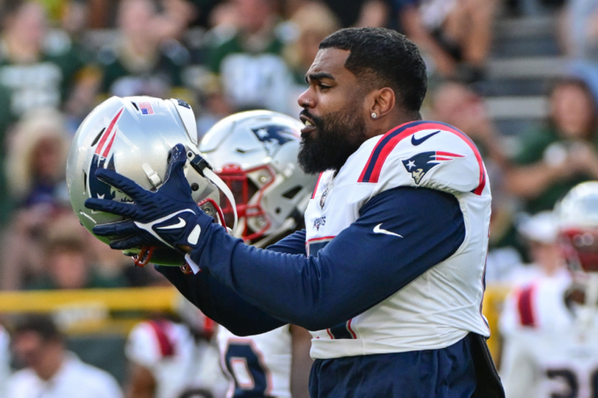 Ezekiel Elliott's Patriots Debut Got Off To Awful Start - Athlon Sports