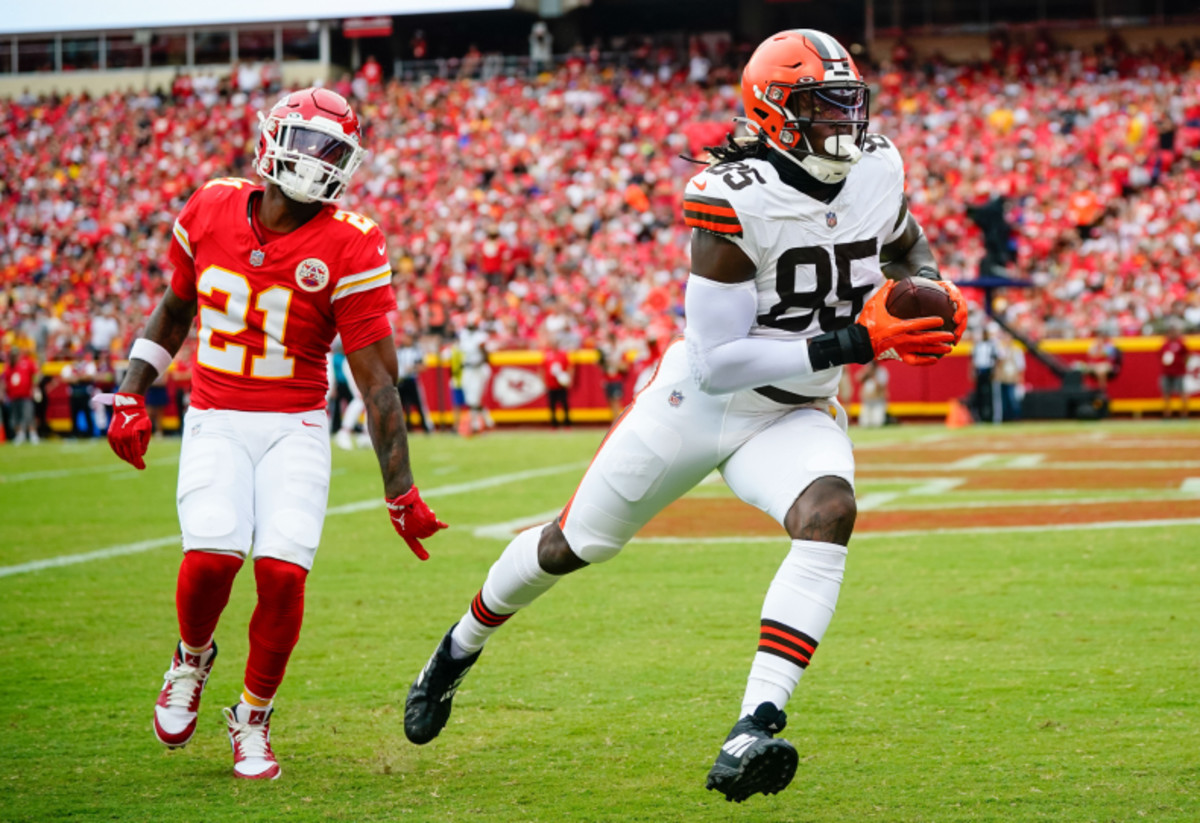 Browns Star Tight End Questionable For Sunday After Suffering Burns On ...