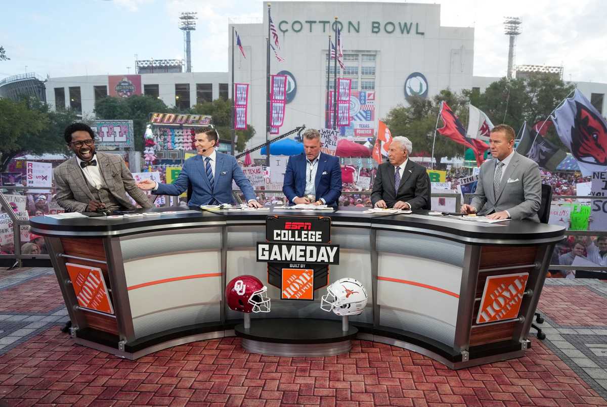 College GameDay Discusses 'Comedic Side' Of Michigan Sign Stealing ...
