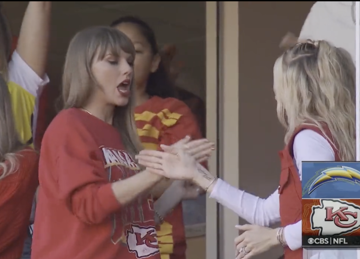 Taylor Swift's Secret Handshake With Brittany Mahomes is Going Viral ...