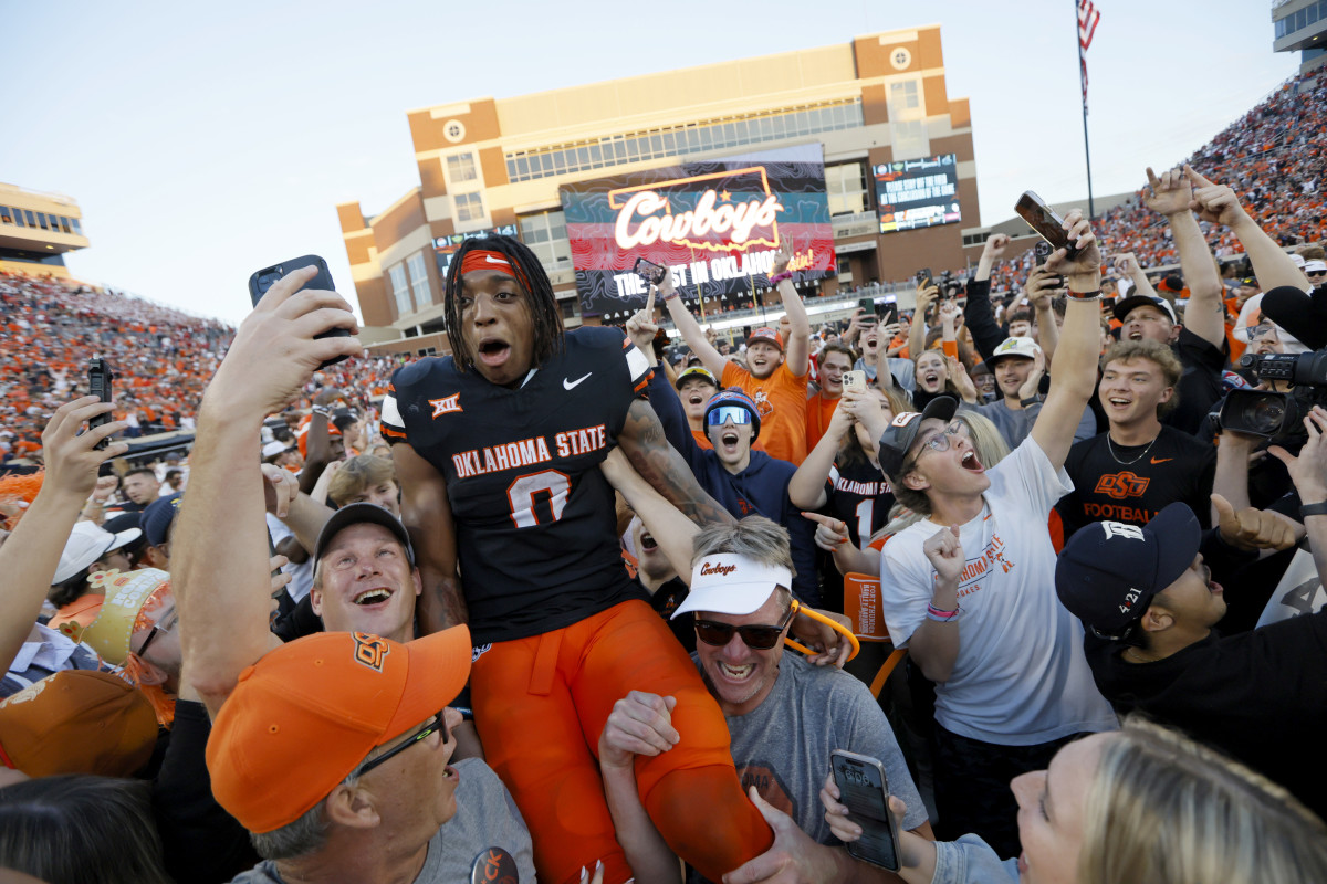 college football fans cheering