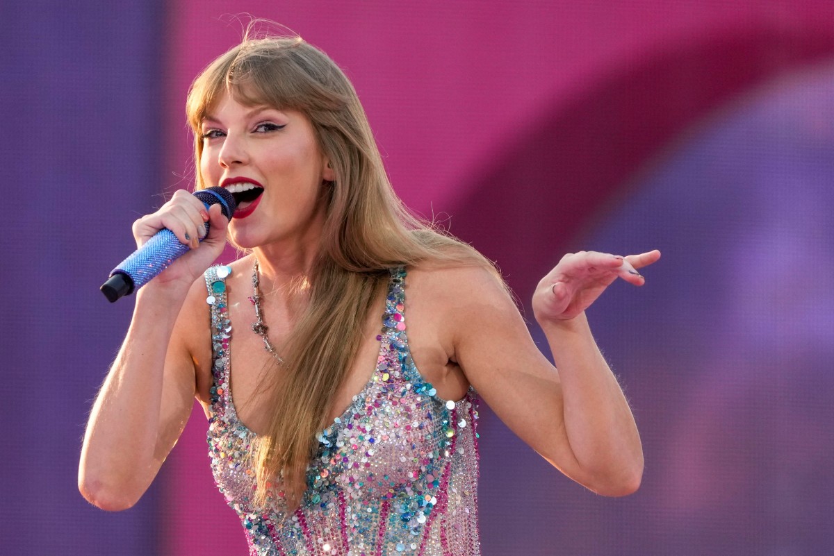 'Ditch The Clowns!' Taylor Swift Sings About Travis Kelce's Kansas City ...