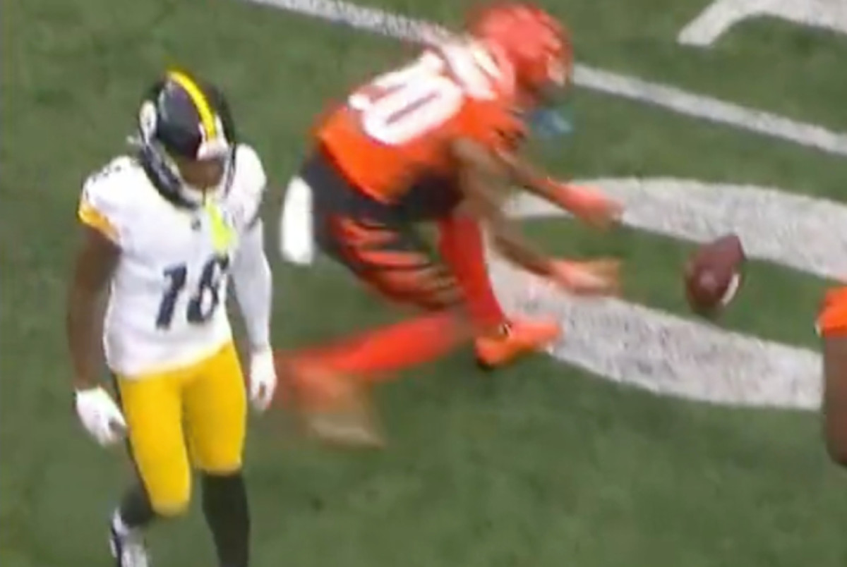 Watch: Steelers Receiver Diontae Johnson Appears To Quit During A Play 