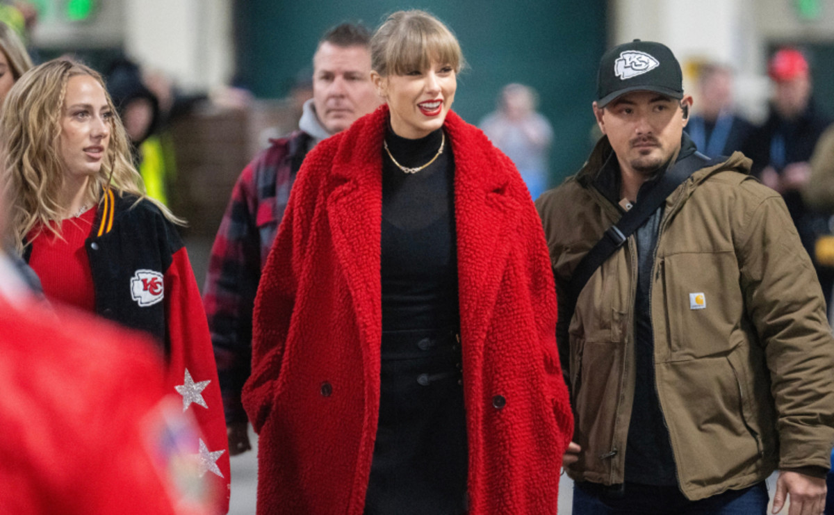 Viral Video Shows Taylor Swift Entering Stadium in Disguise to Watch ...