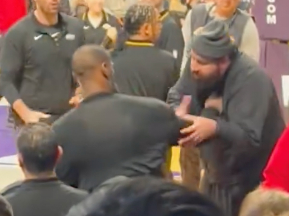 Fan Booted From Lakers Game After Hugging Lebron James On Bench Fan Booted From Lakers Game After Hugging Lebron James On Bench