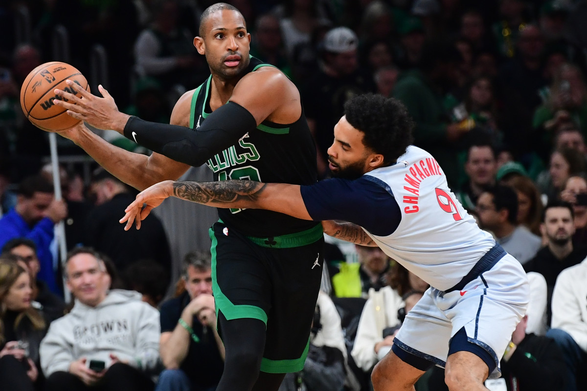 Al Horford backs down a defender.