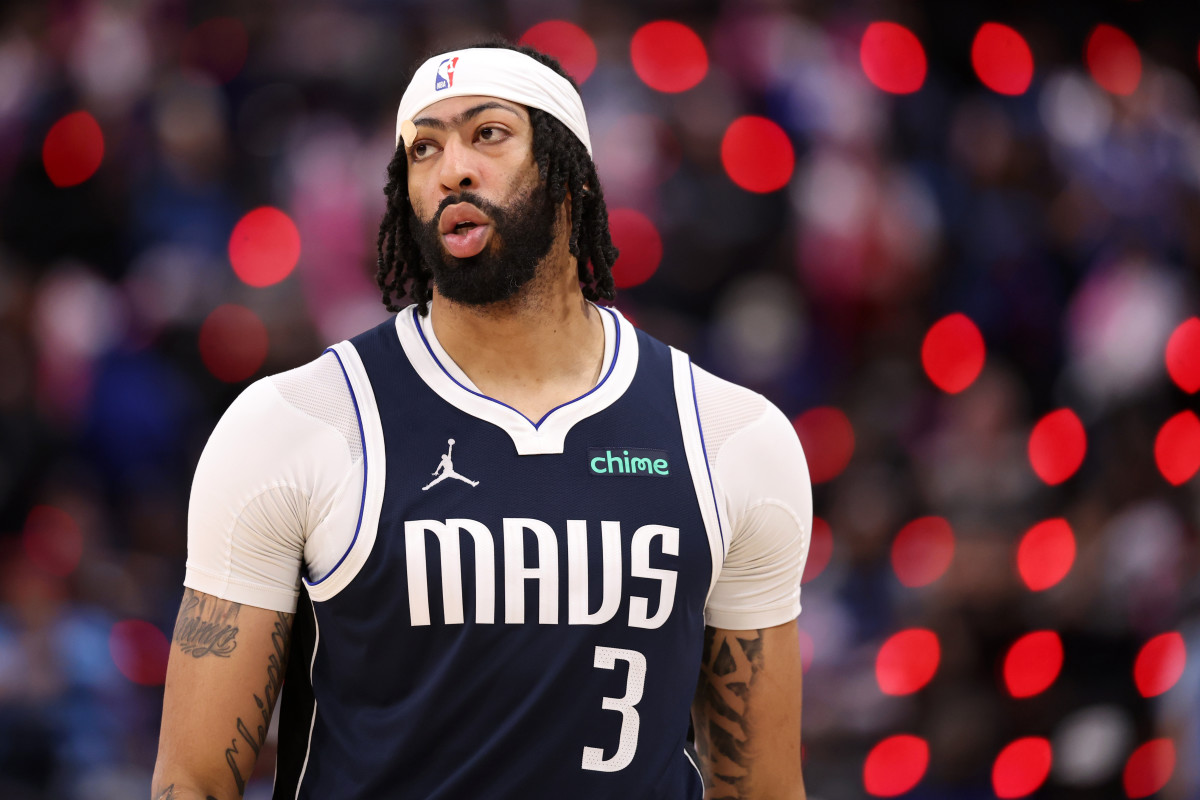 Anthony Davis Goes Home in Blockbuster NBA Trade Idea To Begin Mavericks  Teardown - Athlon Sports