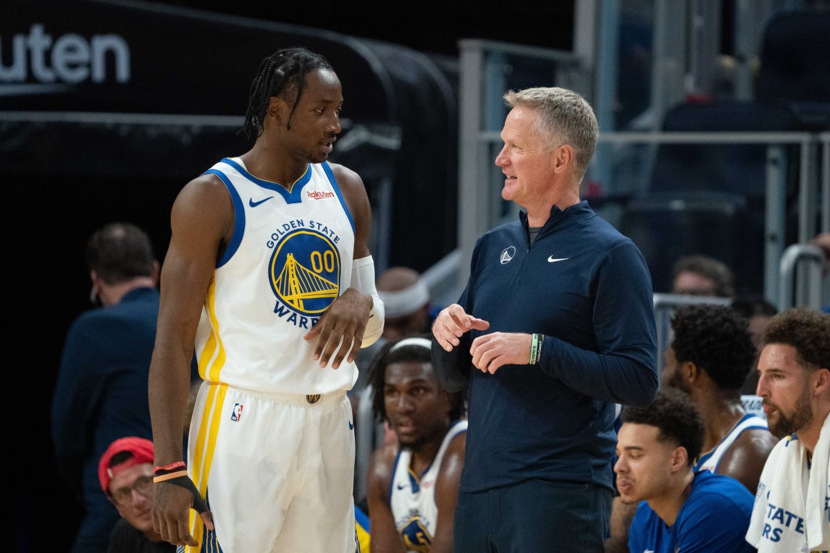 Huấn luyện viên trưởng của Golden State Warriors, Steve Kerr, trò chuyện với tiền đạo Jonathan Kuminga.