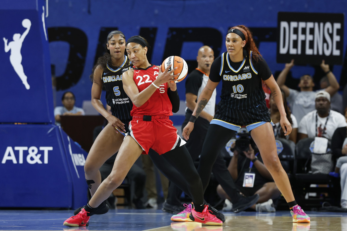 Chicago Sky forward Angel Reese (5) and center Kamilla Cardoso (10).