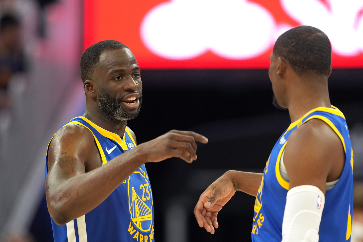 Draymond Green talks with Golden State Warriors teammate Jonathan Kuminga.