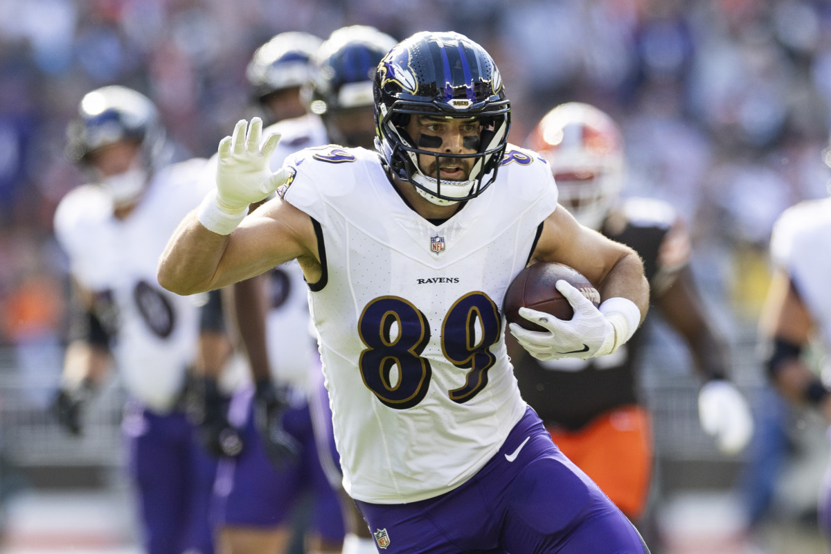 Baltimore Ravens tight end Mark Andrews (89) runs the ball against the Cleveland Browns during the first quarter at Huntington Bank Field.