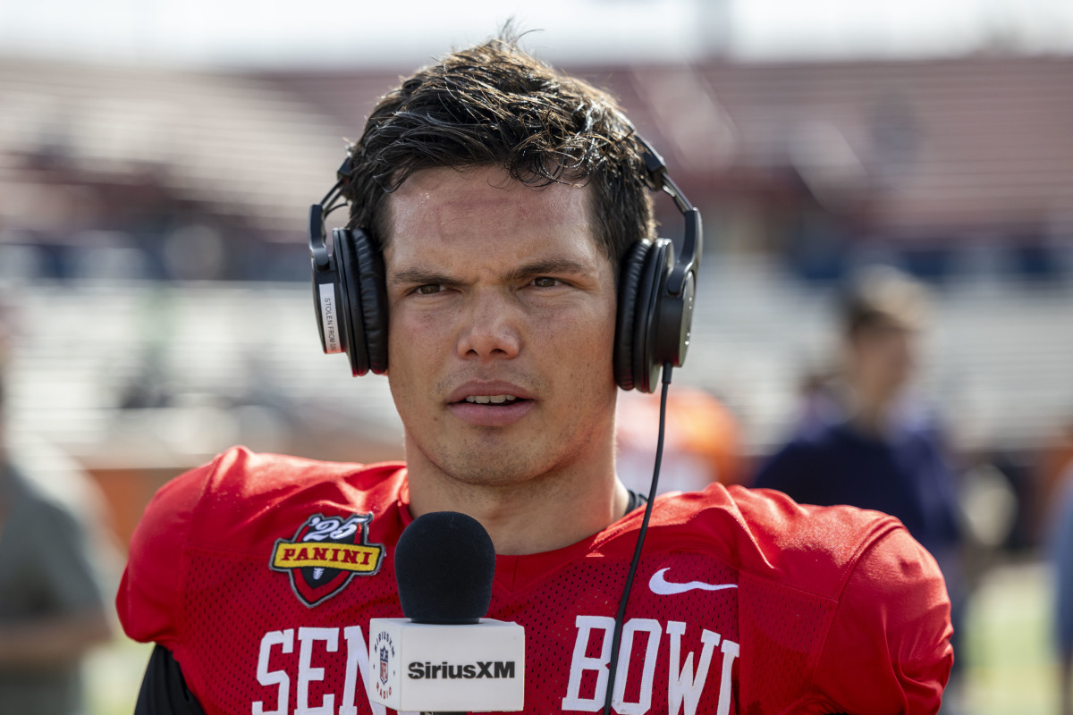 Dillon Gabriel Predicted as Successor to $160 Million Star QB in NFL - How Tall Is Dillon Gabriel? College QB’s Height And Athletic Profile