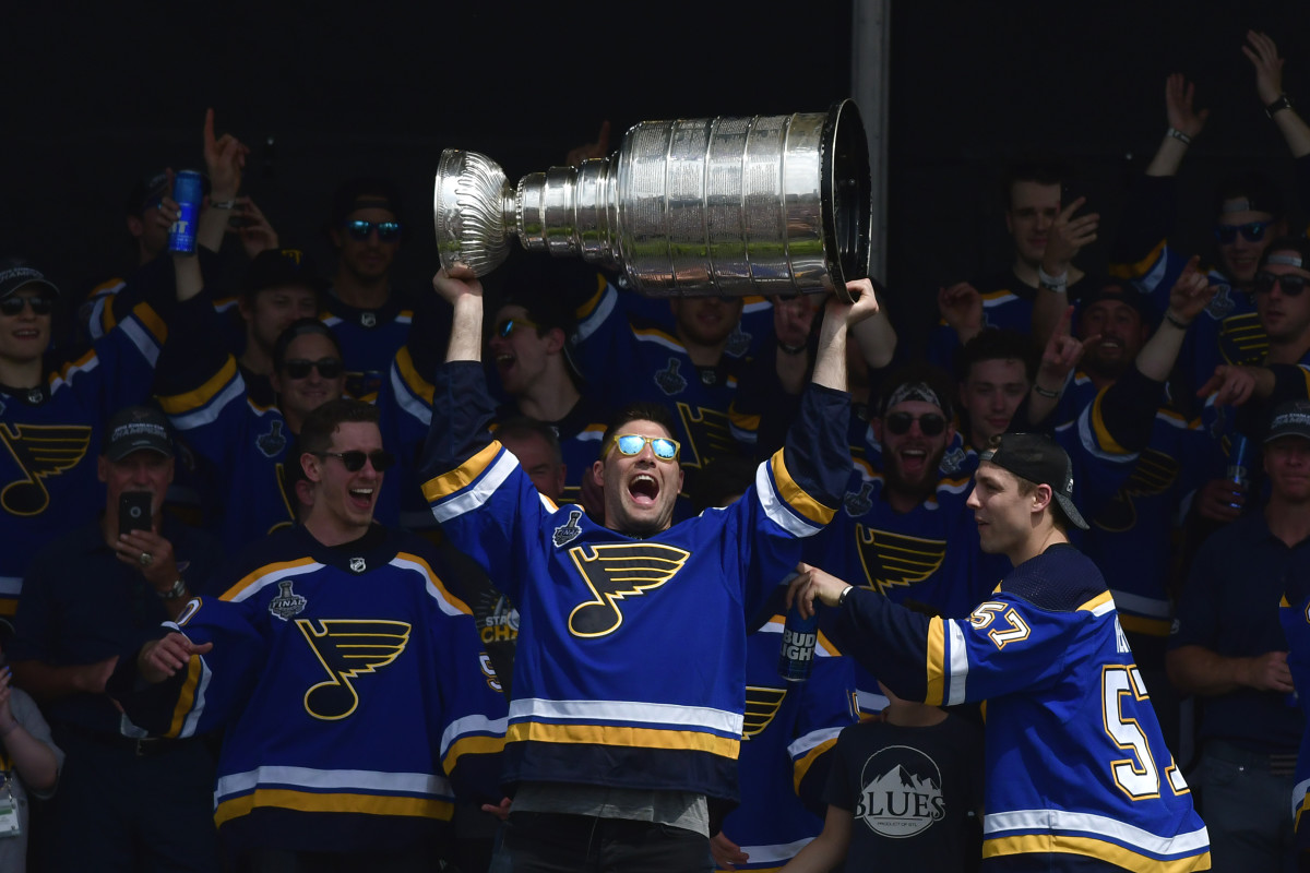 Blues' Legend Fires Up Team Chugging Beer Before Game 4 Rout of Jets - Athlon Sports
