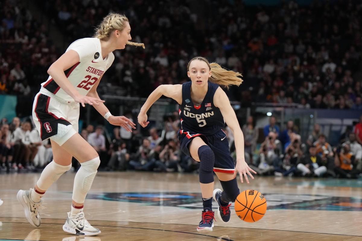 Cameron Brink guarding Paige Bueckers during a 2022 college game.