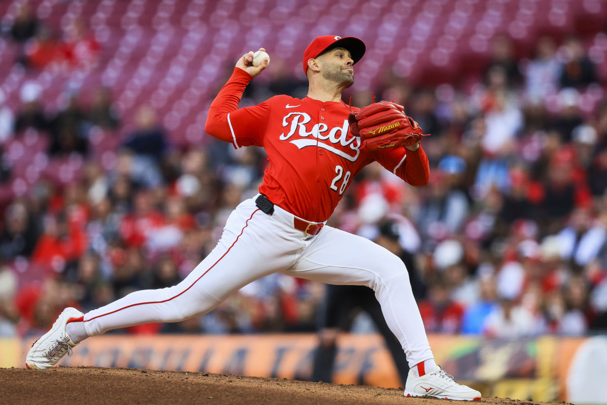 Cincinnati Reds starting pitcher Nick Martinez (28) pitches against the Seattle Mariners in the third inning at Great American Ball Park.