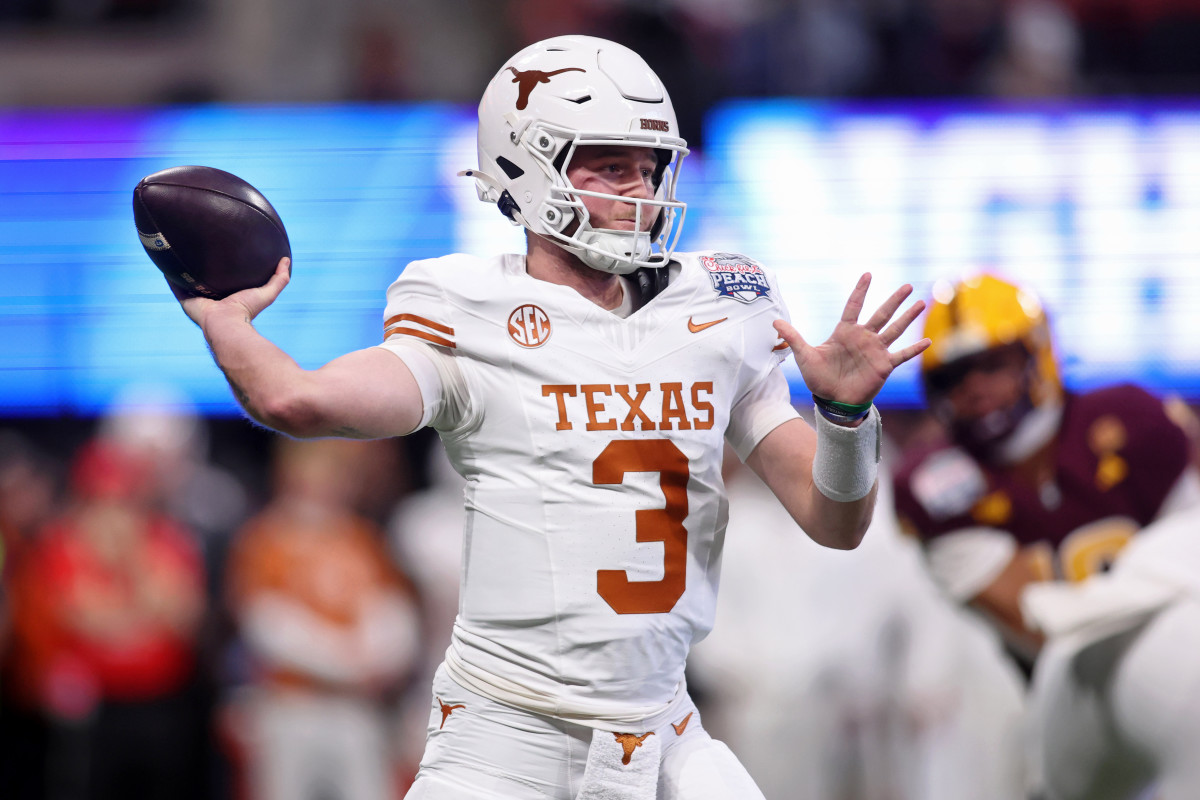 Dolphins HC Mike McDaniel Sends Clear Message on QB Quinn Ewers - Athlon Sports