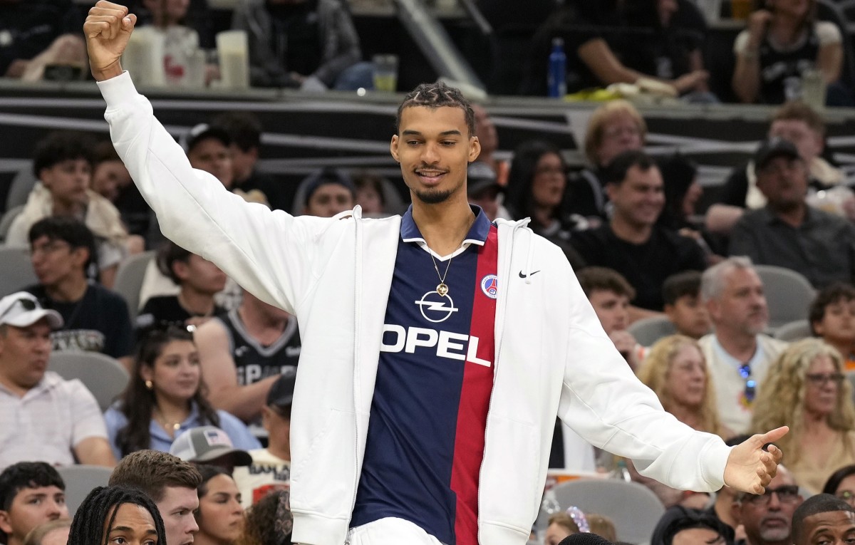 Photo of Victor Wembanyama Next to Tim Duncan & David Robinson Leaves Fans in Disbelief - Athlon Sports