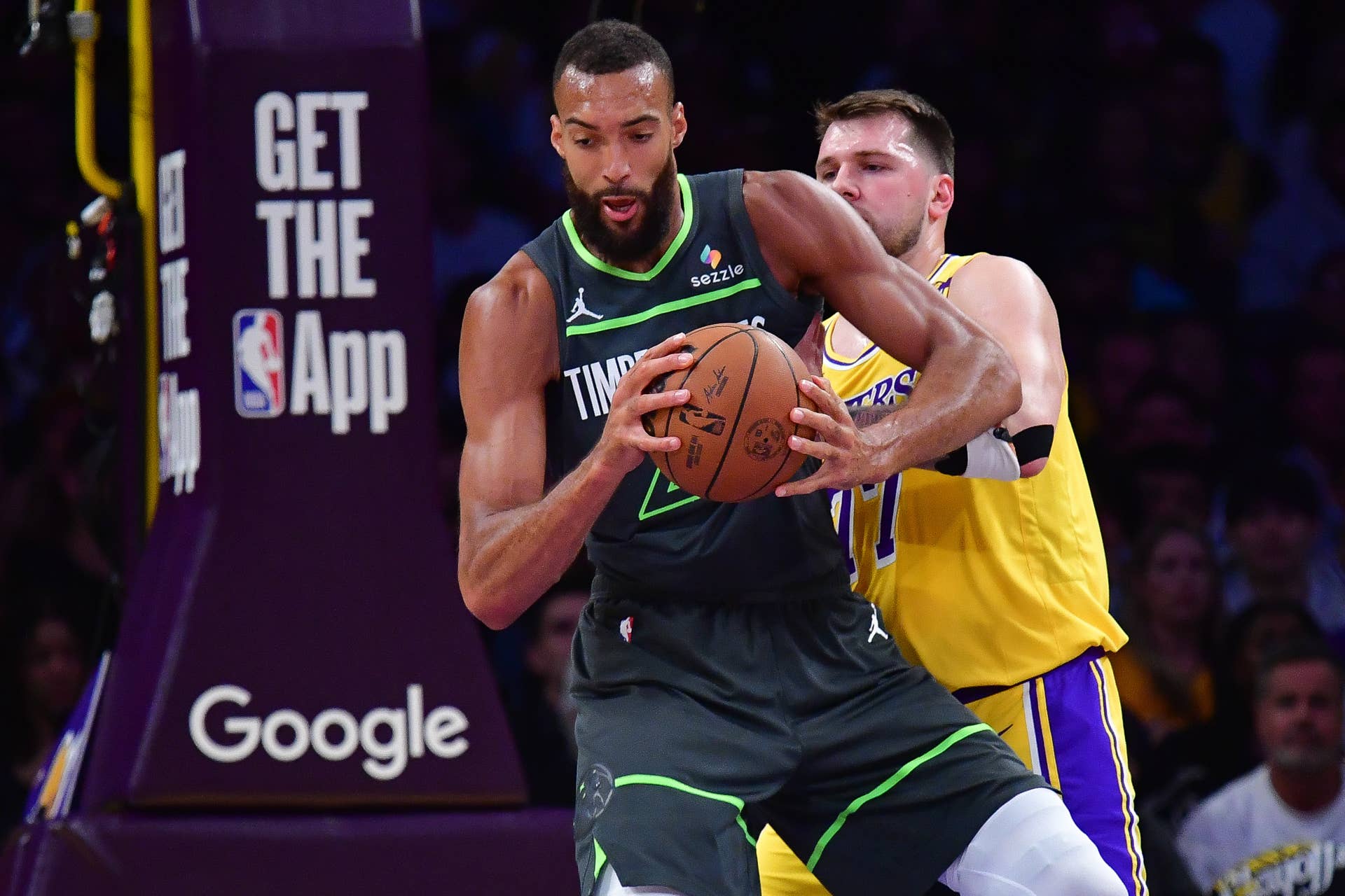 Duelo entre Rudy Gobert e Luka Doncic (Foto: Gary A. Vasquez-Imagn Images)