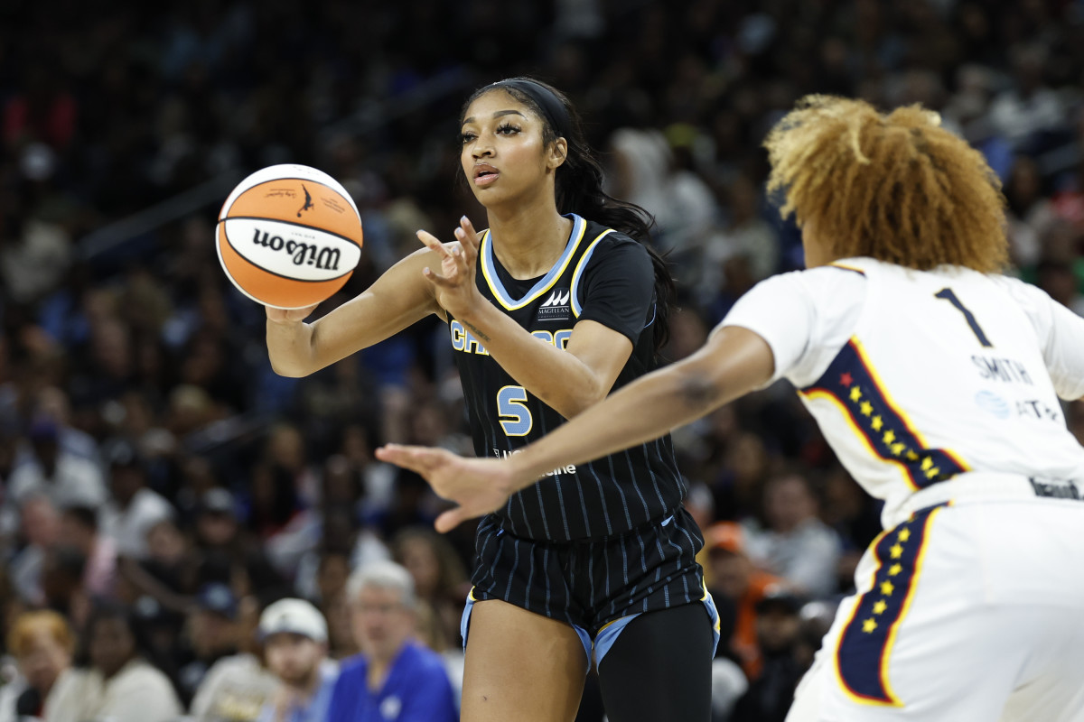 Chicago Sky forward Angel Reese (5).