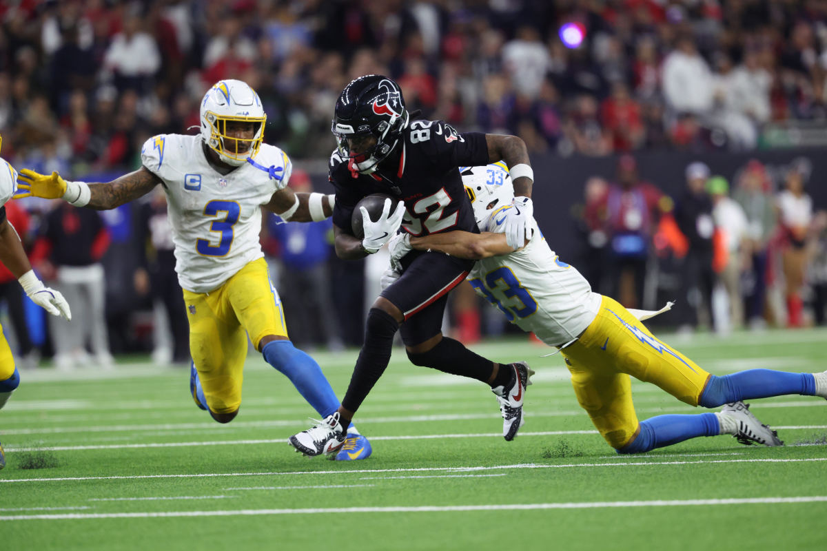 Browns Officially Announce Signing of Controversial Playmaker - Athlon Sports