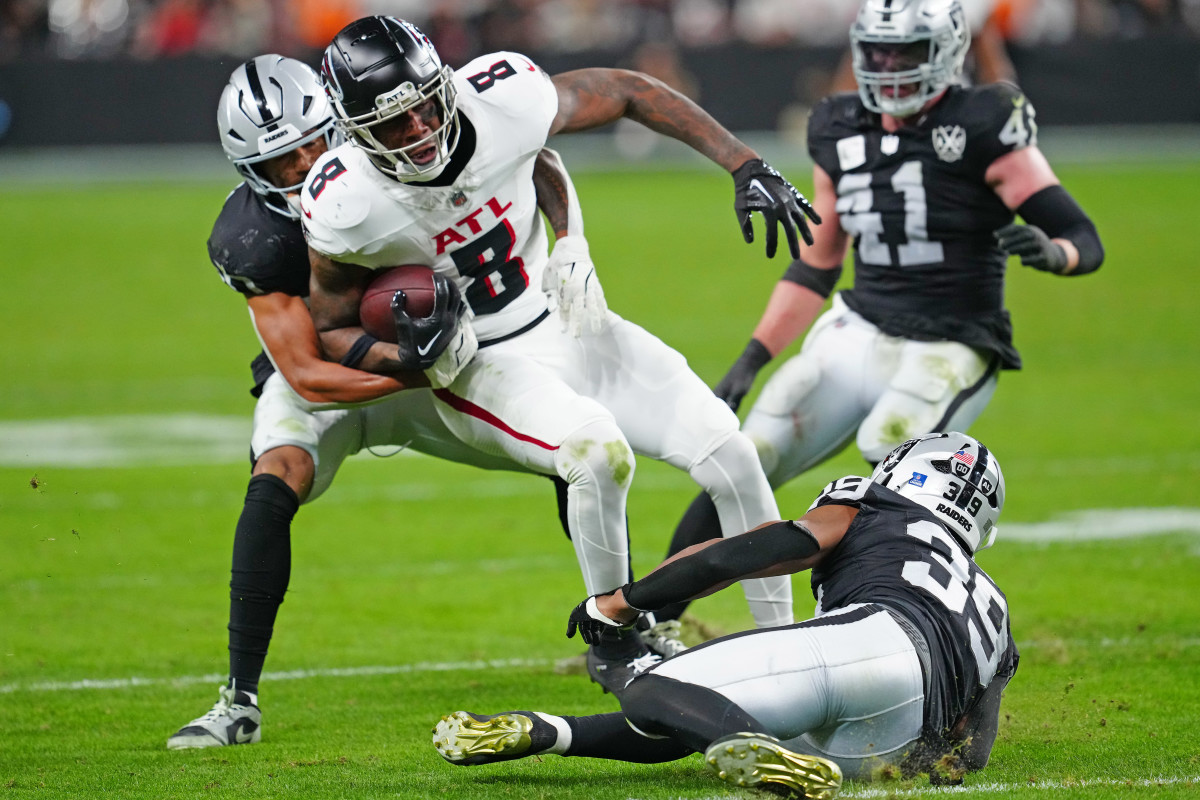 Atlanta Falcons TE Kyle Pitts is tackled in a game against the Las Vegas Raiders. Stephen R. Sylvanie-Imagn Images