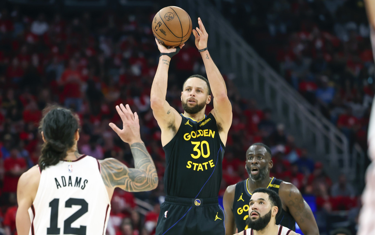 Golden State Warriors guard Stephen Curry (30) shoots the ball during the second quarter of game seven of the first round for the 2025 NBA Playoffs against the Houston Rockets at Toyota Center.