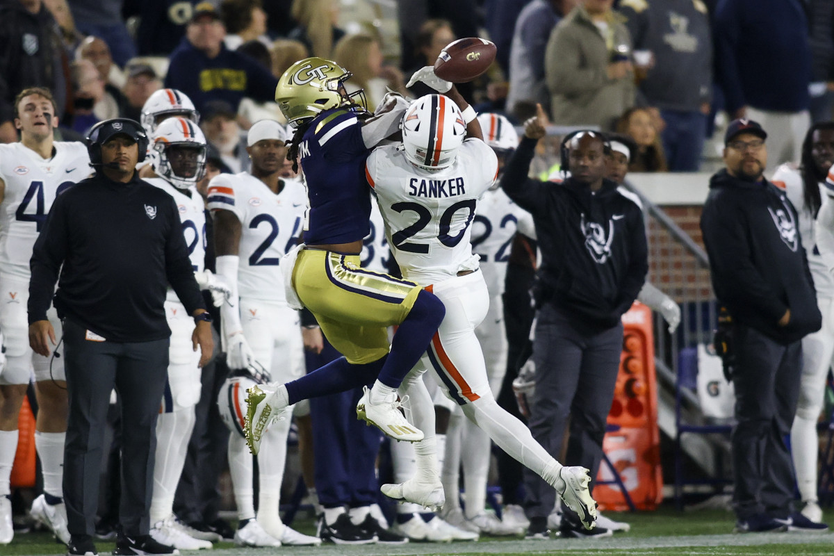 Virginia Cavaliers defensive back Jonas Sanker (20) breaks up a pass intended against the Georgia Tech Yellow Jackets. Mandatory Credit: Brett Davis-Imagn Images