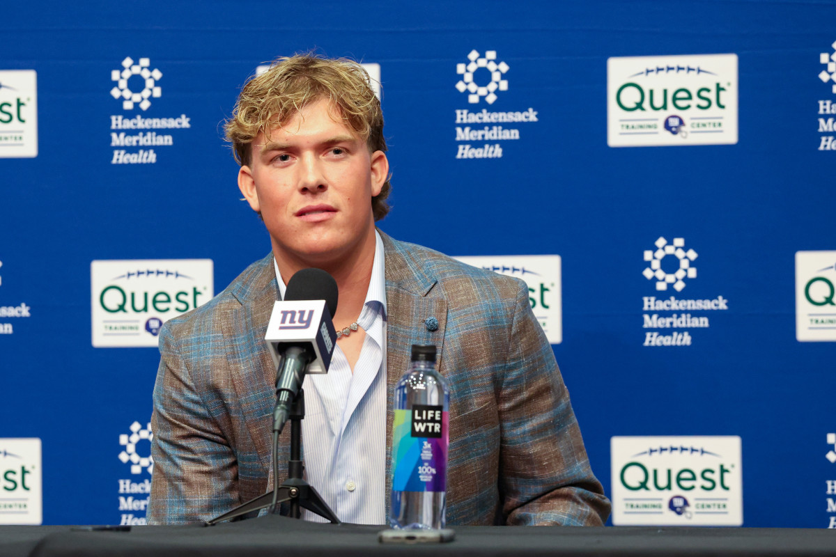 Jaxson Dart's Physical Appearance on First Day With Giants Is Turning Heads - Athlon Sports