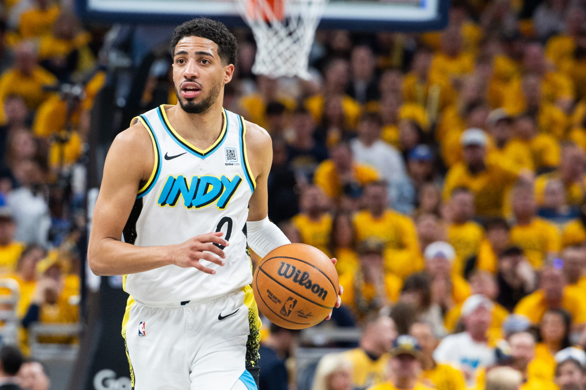 Pacers guard Tyrese Haliburton (0) dribbles the ball against the Cavaliers.