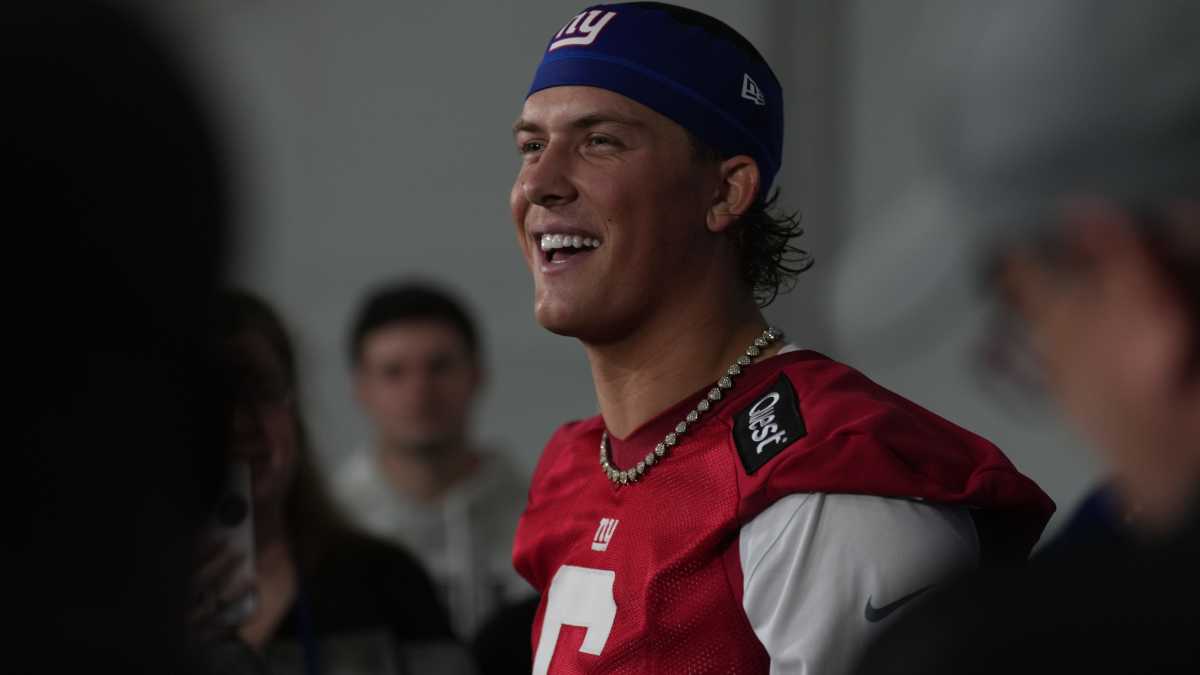 Jaxson Dart's Interaction with Eli Manning at Giants Rookie Minicamp Draws Attention - Athlon Sports