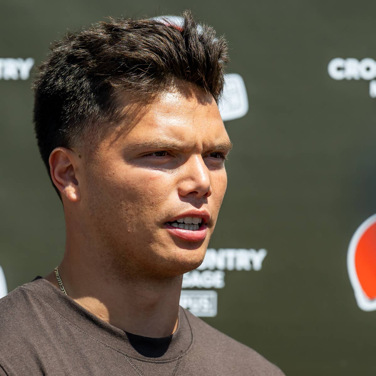 Browns QB Dillon Gabriel s Physical Appearance Steals Attention Before 