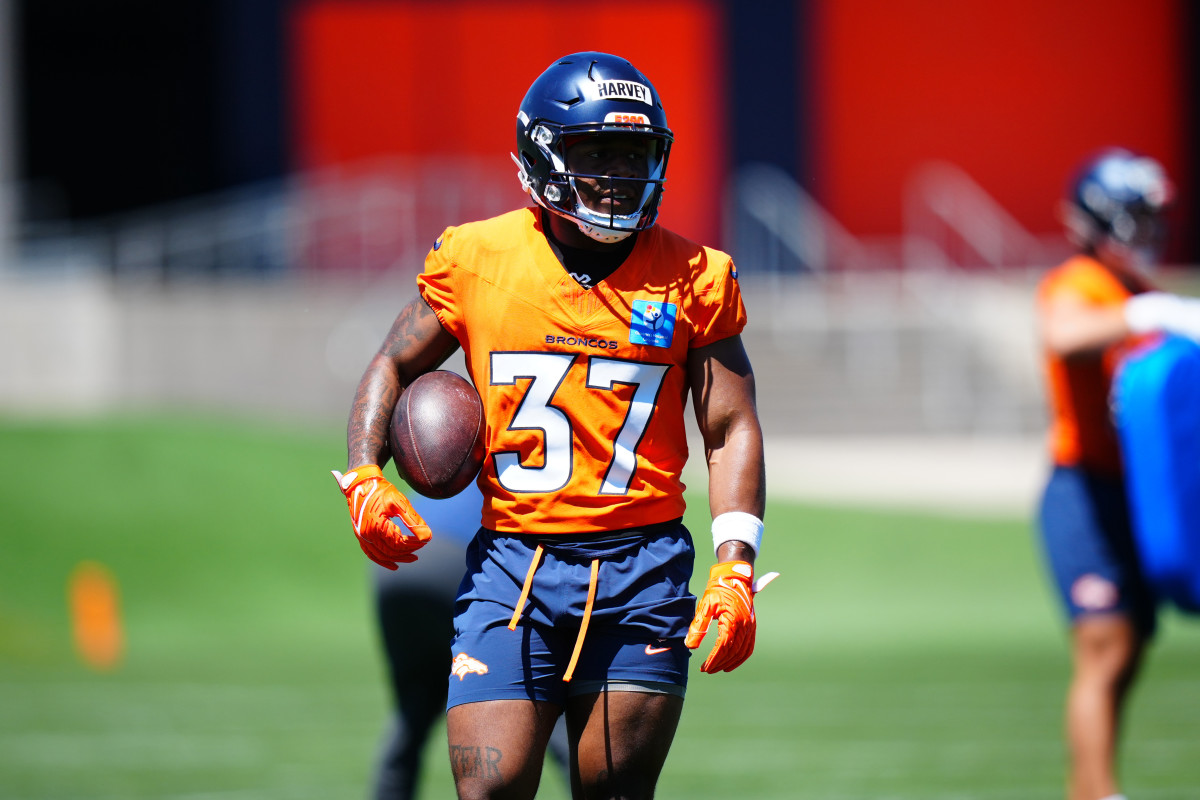 Broncos RB RJ Harvey Is Turning Heads With Viral Photo Athlon Sports Denver Broncos