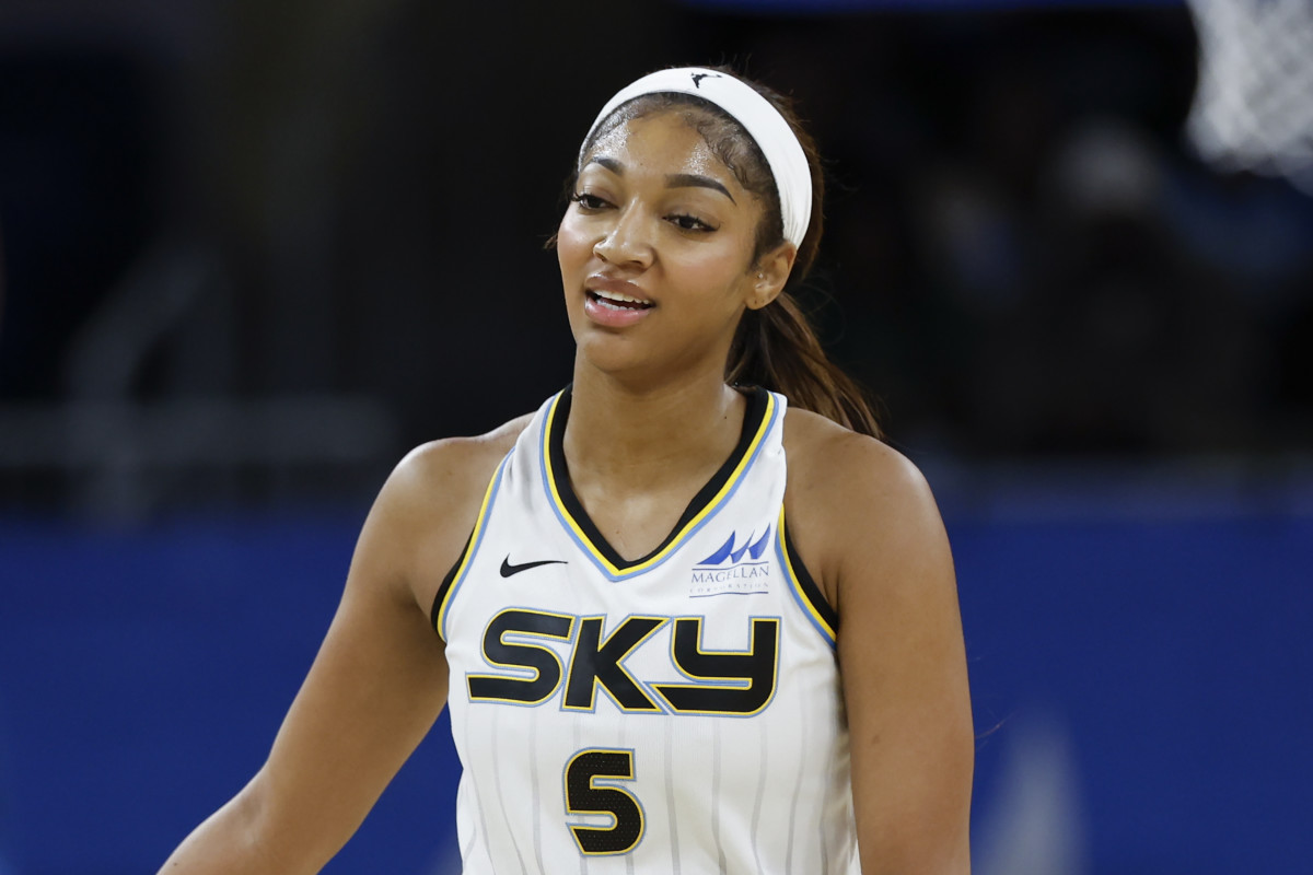 Chicago Sky Coach Reacts to Angel Reese's Behavior Toward Caitlin Clark -  Athlon Sports