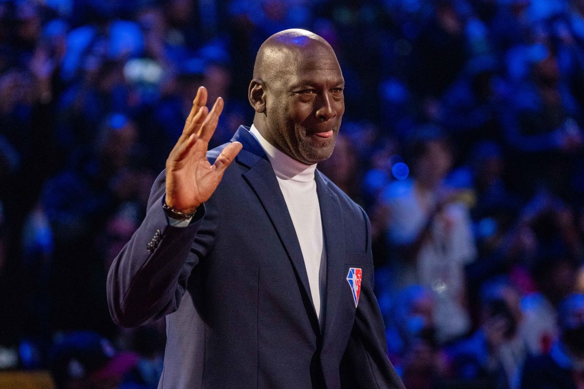 Michael Jordan turns heads by announcing return to NBA - Athlon Sports